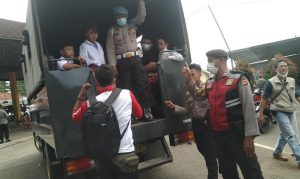 Totalitas Layanan, Polres Purwakarta Antar Jemput Anak Yang Mau Divaksin