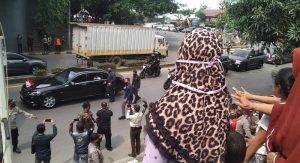 Ke Purwakarta, Presiden Jokowi Bagikan Baju pada Warga