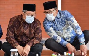 Ridwan Kamil dan Ahmad Heryawan Bertemu di Masjid Al-Barokah ICC, Berbisik Apa?