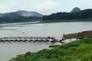 Jembatan Roboh di Bandung Barat, Pemotor Tersungkur ke Citarum