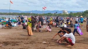 Suasana Terkini Wisata Pantai Pangandaran: Pengunjung Masih Ramai