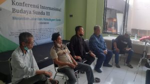 Masyarakat Peduli Bahasa Sunda berkumpul di Perpustakaan Ajip Rosidi,  Kecewa Pada Arteria Dahlan
