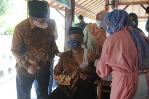 Bupati Cirebon Beri Alasan Kenapa Lansia Diprioritaskan Dapat Vaksin Penguat, Simak!