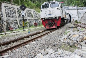 Pengendara Motor di Karawang Nekat Terobos Pintu Perlintasan KA, Akhirnya Tewas Ditempat