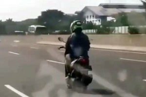 Tanpa SIM dan STNK, Kakek 72 Tahun Terobos Tol Pakai Motor