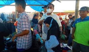 Blusukan ke Pasar Rakyat Serdang Bedagai, Darma Wijaya Borong Pakaian Untuk Anak-Anak
