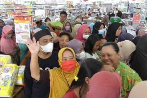 Berjubel Emak-Emak Antre Minyak Goreng, Minimarket di Ciamis Diberi Sanksi Ini