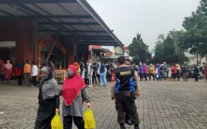 Warga Kota Bandung Berburu Minyak Goreng, Rela Antre dari Pagi