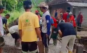 Secara Swadaya, Warga Cianjur Bangun Jembatan Permanen Sepanjang 6 Meter