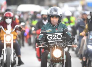 Jokowi Pilih Naik Motor Saat Resmikan Pelabuhan Penyebrangan di Danau Toba