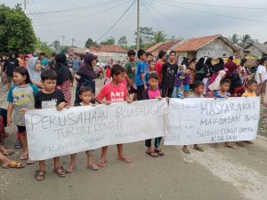 Murka Jalan Rusak, Warga Kampung Cipetir Purwakarta Lakukan Blokade