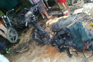 Dua Motor Terbakar, Tiga Mobil Damkar Diterjunkan untuk Padamkan Api