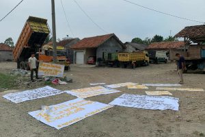 Protes Jalan Rusak Tak Kunjung Diperbaiki, Warga Purwakarta Lakukan Ini