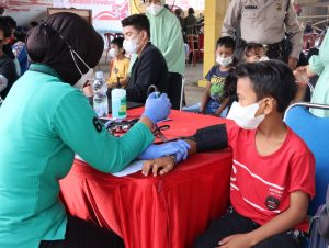 Masyarakat Antusias Ikuti Vaksinasi Massal di Mapolres Purwakarta