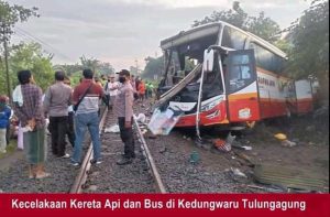 Kecelakaan Maut, Bus Pariwisata Tertabrak Kreta di Kedungwaru