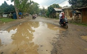 Jalan Letda Sujono Tebing Tinggi Rusak Parah, Banyak Kolam di Tengah Jalan