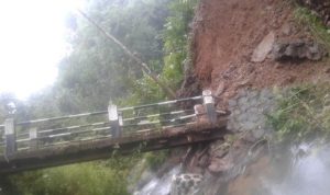 Jembatan penghubung di Cisaladah Cianjur Ambruk, Diduga Ini Penyebabnya