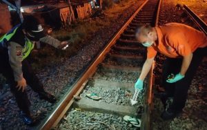 Viral, Sebuah Mobil Tertabrak Kereta Api Terseret Hingga 1,5 Kilometer
