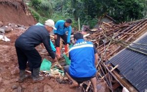 Kakak Beradik Tewas Tertimpa Longsor di Sukaresmi Cianjur