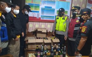 Jelang Ramadhan, Polisi Amankan Mobil Berisi 1.680 Botol Miras di Subang