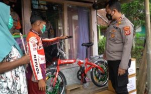 Rela Gembala Bebek Demi Pengobatan Ibunya, Seorang Pelajar di Tasikmalaya Dapat Hadiah Sepeda
