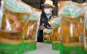 Operasi Pasar di Karawang, Ridwan Kamil Sebut Hari Ini Ada 1.500 Liter Minyak Goreng