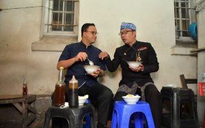 Kembali Bermesraan, Ridwan Kamil dan Anies Baswedan Makan Bubur Ayam di Kota Bandung