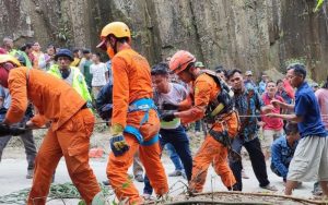 Mobil Pick Up Terjun Bebas ke Jurang di Toba, Sopir Hilang