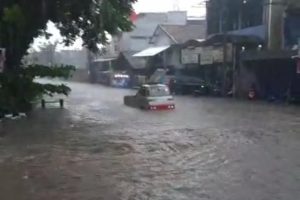 Hujan Deras Sejam, Jalan di Samping Masjid Agung Cimahi Banjir hingga Semeter