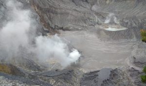 Gunung Tangkuban Parahu Terpantau Muntahkan Asap Solfatara, Kini Berstatus Level I