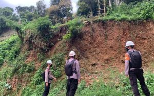 Masuki Musim Penghujan, Tim SAR Cek Tebing Rawan Longsor di Wilayah Pacet Kabupaten Bandung