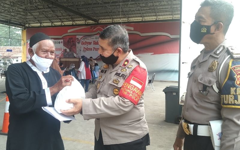 Para Lansia Sumringah Dapat Sembako Usai Ikuti Vaksinasi Covid-19 di Mapolres Purwakarta