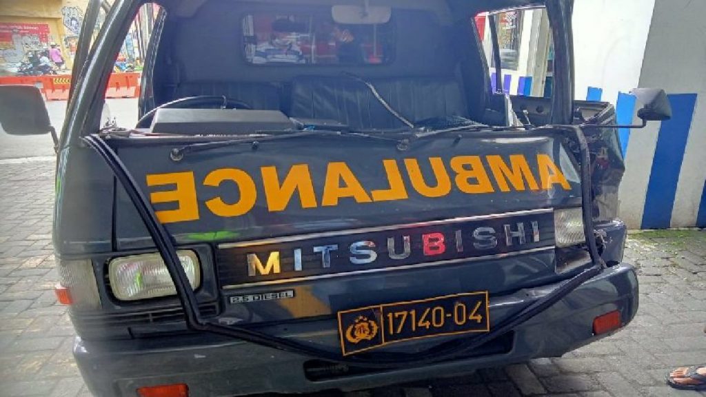 Ambulans Polri Tabrak Truk, Lalu Lintas di Kota Sukabumi Ini Macet di Kedua Arah