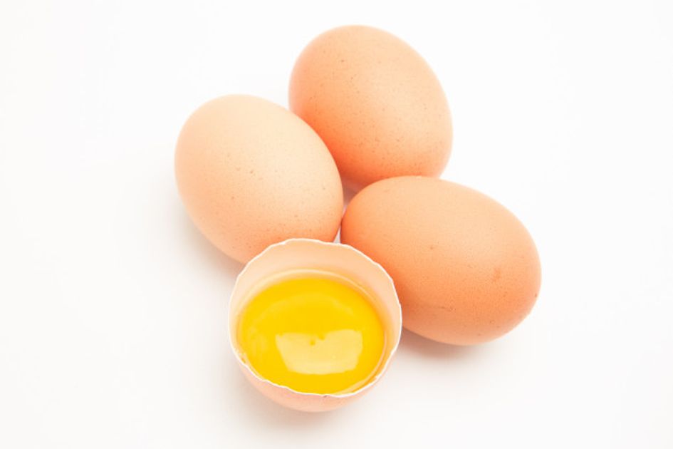 Третье яичко. Яичный желток. Три яйца. Яйцо с 3 желтками. Яйца 3 жёлтый.