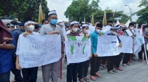 Aksi Unjuk Rasa Santri di Tasik Minta Aparat Tangkap Saifuddin Ibrahim