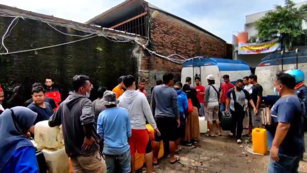 Rela Berdesakan Demi Mendapatkan Migor, Warga Datang Dari Subuh