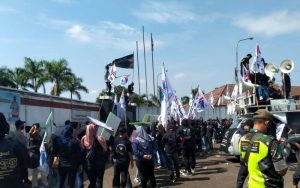 Merasa di-PHK Tanpa Alasan, Ratusan Buruh Geruduk PT Hanyoung Cianjur