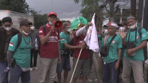 Temui Jokowi dengan Jalan Kaki, Puluhan Purnakarya PTPN IX Jateng Tiba di Cirebon