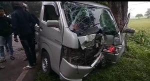 Diduga Ngantuk, Pemotor Tabrak Mobil Pick Up di Jalan Cikijing Jonggol Cianjur