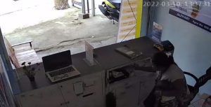 Sambil Gendong Balita, Seorang Ibu di Purwakarta Tertangkap CCTV Mencuri Uang