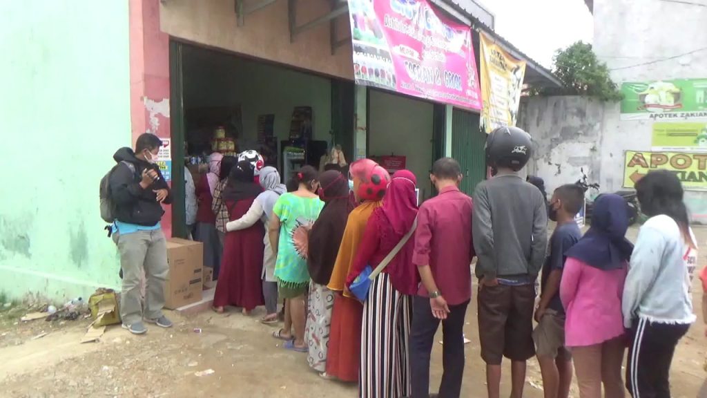 Demi Minyak Goreng, Emak-emak di Purwakarta Rela Antre