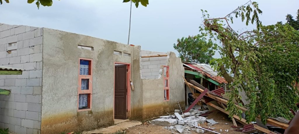 Angin Kencang Terbangkan Atap Rumah Warga di Kabupaten Purwakarta