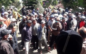 Petani dan Warga Batulawang Cipanas Geruduk Polsek Pacet, Ada Apa?