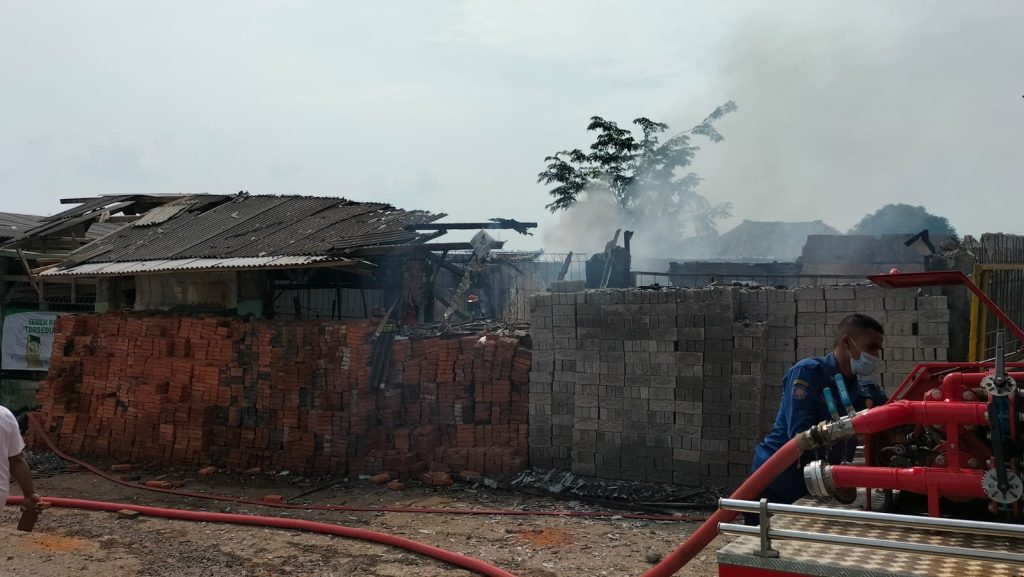 Toko Bangunan di Purwakarta Ludes Terbakar Diduga Korsleting listrik