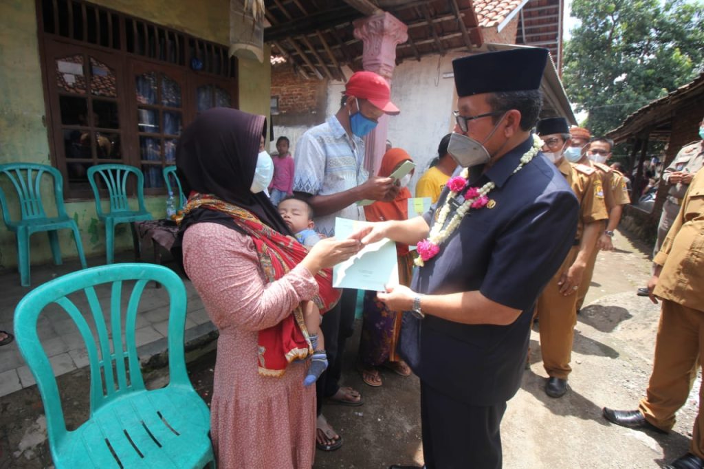 Boleh Diagunkan Untuk Modal Usaha, Bupati Serahkan 23 Sertifikat Tanah Gratis