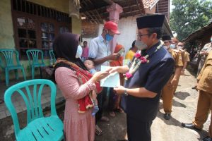 Boleh Diagunkan Untuk Modal Usaha, Bupati Serahkan 23 Sertifikat Tanah Gratis