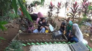 Jelang Ramadhan, Masyarakat Purwakarta Lakukan Tradisi Ziarah Kubur