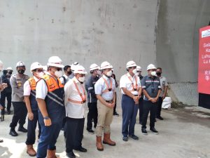 Tinjau Tunnel 6 KCJB, Luhut : Semoga November 2022 Bisa Diujicobakan