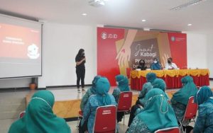 Keren, Ibu-Ibu PKK di Kota Bandung Belajar Belanja Online