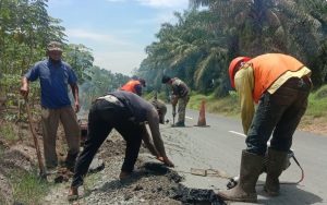 Jalan Rusak di Sungai Paret Serdang Bedagai Mulai Diperbaiki